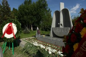 Премьер Армении и Союз добровольцев «Еркрапа» воздали дань уважения памяти павших в карабахской войне героям