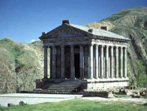 В храм Гарни приезжает всё больше туристов из Ирана