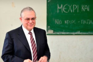 Экс-премьер министр Греции получил серьезные ранения в результате взрыва в его машиненв Афинах