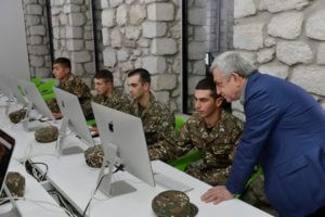 Президент Саргсян посетил Степанакертский центр креативных технологий «Тумо»