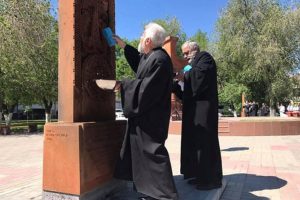 Два армянских хачкара установлены в центре Астрахани (Фото)