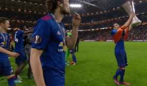 Генрих Мхитарян отпраздновал победу в Лиге Европы с армянским флагом