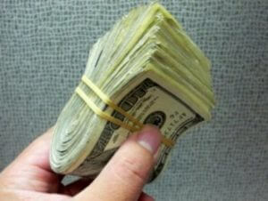 Доллар дешевеет к драму