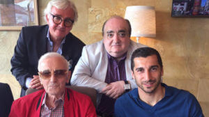 Генрих Мхитарян публиковал уникальное фото в Facebook с легендарным Шарлем Азнавуром