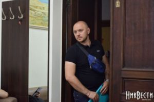 Мэр украинского города сбежал от полиции через окно своего кабинета