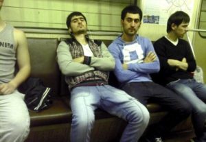 Мужчинам запретили раздвигать ноги в общественном транспорте Мадрида