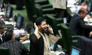 В парламенте Ирана несколько человек взяты в заложники