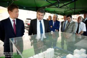 Карапетян и Миллер посетили стройплощадку нового учебно-спортивного комплекса в Ереване