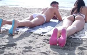 Итальянцы создали заменяющие пляжные шлепанцы наклейки на ноги