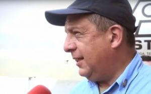 Президент Коста-Рики глотал осу и продолжил давать интервью (Видео)