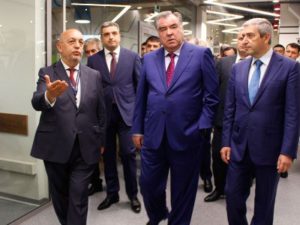 Президенту Таджикистана представили процесс производства армянских телефонов и планшетов