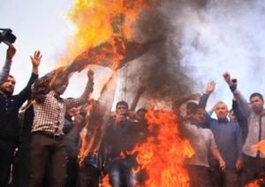 Азербайджанцы жгут израильский флаг в Баку