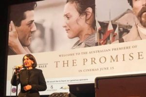Глэдис Бериджиклян присутствовала на австралийской премьере фильма «Обещание»