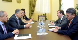 Министр юстиции Армении представил послу США процесс внедрения электронных госуслуг