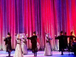 Грузинскими танцами на армянской сцене отметили 25-летие дипломатической дружбы