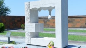 Мемориальный памятник Офелье Амбарцумян в пантеоне Комитаса