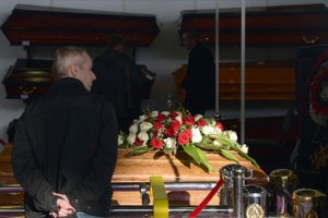 Россиянин выбросил тело матери на помойку из-за отсутствия денег