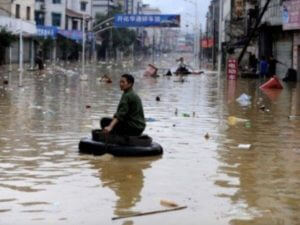 В Китае около трех тысяч человек эвакуировали из-за наводнения