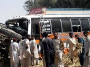 В Пакистане в результате столкновения автобуса с трактором погибли 11 человек