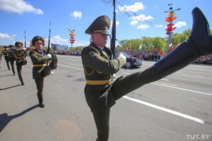 В Минске на военном параде продемонстрировали диваны, телевизоры и тракторы