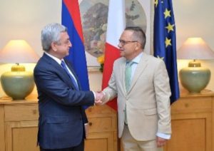 Президент Армении посетил посольство Франции по случаю национального праздника