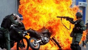 В ходе столкновений протестующих и полиции в Каракасе произошел взрыв