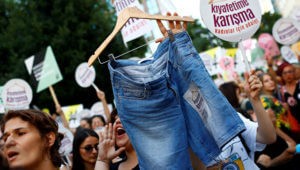 Турчанки хотят ходить по улицам в мини юбках, митинг в Стамбуле