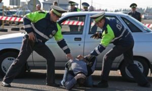 Пьяные азербайджанцы порезали лицо полицейскому и пытались уйти со стрельбой