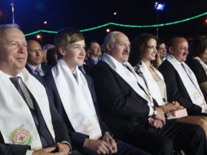 На концерте рядом с Лукашенко заметили 21-летнюю фотомодель