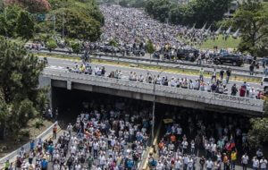 Миллионные протесты в Венесуэле, есть погибшие