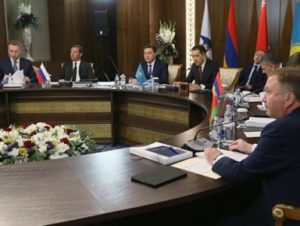 Медведев попросил перенести заседание межправсовета ЕАЭС на октябрь