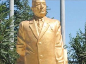 В Азербайджане депутат воздвиг своему отцу позолоченный памятник