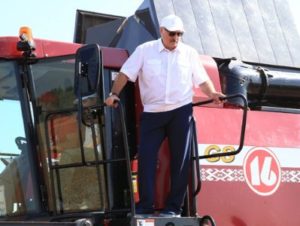 Лукашенко поручил конструкторам создать суперкомбайн