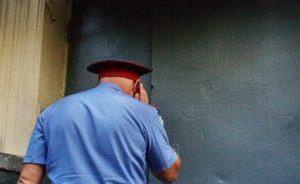 В России полицейский подстрелил задержанного таджика ради развлечения