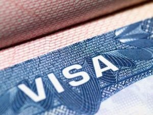 В посольстве США россиянам предложили получать американские визы в других странах