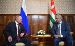 НАТО и Грузия осудили визит Путина в Абхазию