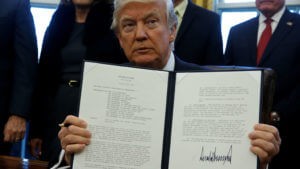 Президент Трамп подписал закон о новых санкциях против России
