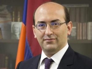 Посол Армении в странах Балтии стал отцом тройняшек