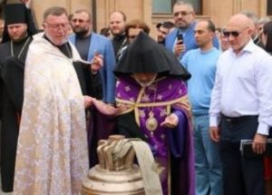 В Днепре состоялось освящение крестов и колоколов армянской церкви