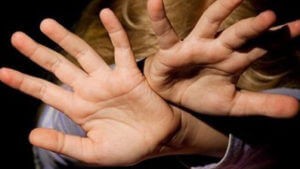 В Азербайджане отец троих детей изнасиловал 11-летнюю дочь должника