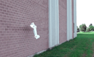 Беспилотный самолет научили садиться на вертикальную поверхность (Видео)