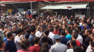 Жители села Агарцин перекрыли дорогу и требуют премьера