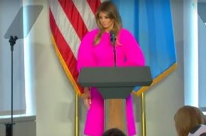 Меланью Трамп высмеяли за странный наряд