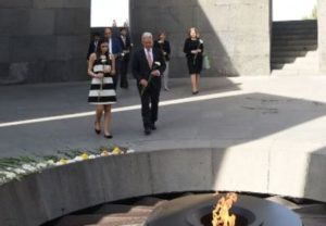 Алан Дункан посетил мемориальный комплекс «Цицернакаберд» в Ереване