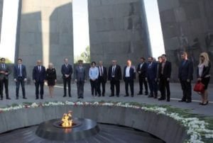 Представители ОДКБ в Ереване возложили цветы в мемориальном комплексе Цицернакаберд