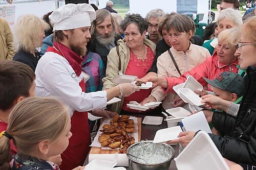 "Очередная провокация против Азербайджана": Армяне безжалостно ели долму на глазах у петербуржцев