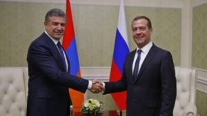 Карен Карапетян провел телефонную беседу с Дмитрием Медведевым