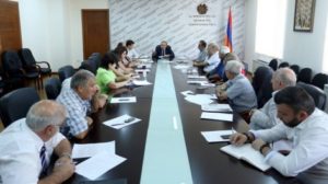 Поощрение молодых учителей, предложение учителям-пенсионерам работать в регионах