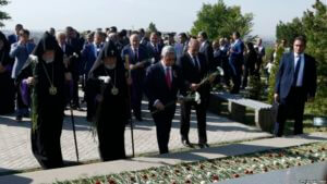 В связи с Днем независимости Армении политическая элита посетила военный пантеон «Ераблур»