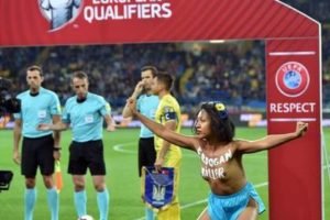 Голая женщина выбежала на поле перед матчем Украина — Турция